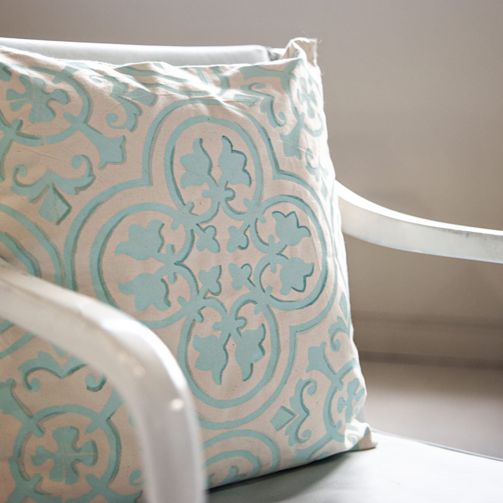 Do you want a beautiful throw pillow, but want to make it yourself? A Makers’ Studio offers a great DIY stenciled trompe l'oeil pillow kit. Using monochromatic Gel Art Ink, you’ll have a uniquely patterned pillow made with love.